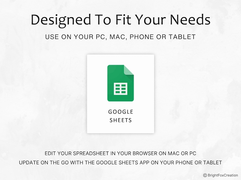 以下が含まれることがあります： Google Sheetsのロゴが描かれたデジタル画像。緑色のドキュメントアイコンに白いグリッドが表示されています。テキストには「Designed To Fit Your Needs, USE ON YOUR PC, MAC, PHONE OR TABLET, EDIT YOUR SPREADSHEET IN YOUR BROWSER ON MAC OR PC」と記載されています。