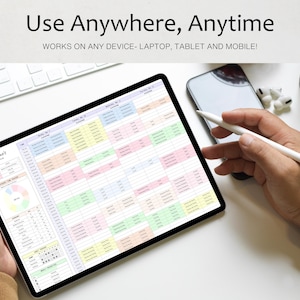 以下が含まれることがあります： Madeline's、Use Anywhere, Anytime、WORKS ON ANY DEVICE- LAPTOP, TABLET AND MOBILE!というテキストが表示された、カラフルな週間プランナーのスプレッドシートを表示するデジタルタブレット。画面にはピンク、青、緑、黄色のセルを持つグリッドが表示されています。