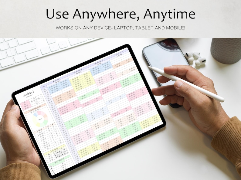 以下が含まれることがあります： Madeline's、Use Anywhere, Anytime、WORKS ON ANY DEVICE- LAPTOP, TABLET AND MOBILE!というテキストが表示された、カラフルな週間プランナーのスプレッドシートを表示するデジタルタブレット。画面にはピンク、青、緑、黄色のセルを持つグリッドが表示されています。
