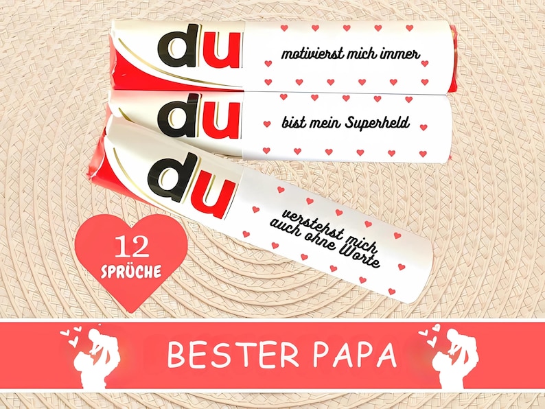 Puede incluir: Tres barras de chocolate blancas y rojas con texto en alem&aacute;n y detalles de corazones. El texto incluye frases como "motivierst mich immer" y "bist mein Superheld". Tambi&eacute;n se ve un coraz&oacute;n rojo con "12 Spr&uuml;che", junto con una pancarta que dice "BESTER PAPA".