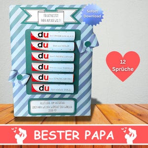 Puede incluir: Una tarjeta del Día del Padre con un fondo a rayas azules y blancas. La tarjeta presenta seis mensajes rojos y blancos en forma de barra de caramelo con frases en alemán. Un corazón rojo con "12 Sprüche" y las palabras "BESTER PAPA".