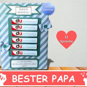 Puede incluir: Una tarjeta del D&iacute;a del Padre con un fondo a rayas azules y blancas. La tarjeta presenta el texto "BESTER PAPA" y "F&Uuml;R DEN BESTEN PAPA AUF DER WELT". Incluye 12 frases y un gr&aacute;fico en forma de coraz&oacute;n.
