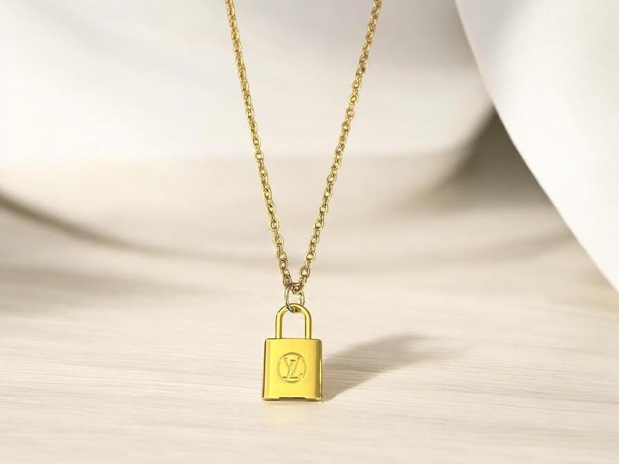 ⭐︎PRADA イニシャル　Y ⭐︎ユニセックス⭐︎ロング　チャーム ネックレス ⭐︎PRADA イニシャル Y ⭐︎ユニセックス⭐︎ロング チャーム