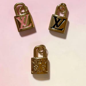 Collar con dije de candado dorado de doble cara reciclado