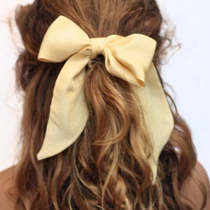 Sciarpa sottile in seta giallo burro, nastro in pongé tinto a mano, sciarpa con capelli tinti naturalmente, carta da regalo, elastico per capelli estivo, fiocco in seta fatto a mano