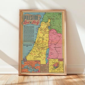 Puede incluir: Un mapa vintage enmarcado de Palestina, con una ilustración detallada y colorida y el texto "Palestine Land of Strife". El mapa muestra características geográficas y fronteras, en un marco de madera.