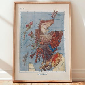 Puede incluir: Una impresión de mapa enmarcada titulada SCOTLAND que presenta una cuadrícula y una ilustración central de una persona con atuendo medieval sentada sobre la masa terrestre. El mapa incluye etiquetas para el océano Atlántico, el mar del Norte, Irlanda e Inglaterra.