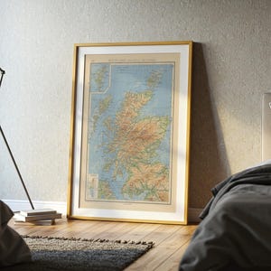 Może przedstawiać: Oprawiona mapa Szkocji w stylu vintage z jasnobeżowym tłem, niebieską wodą oraz topograficznymi detalami w odcieniach zieleni i brązu. Mapa zawiera legendę oraz napis SCOTLAND PHYSICAL SECTIONS w górnej części.
