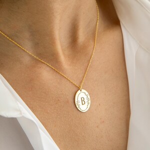 Collar con inicial personalizado de plata, delicado dije dorado, etiqueta linda, letra ovalada simplista, regalo para ella, regalo de cumpleaños, delicado, minimalista