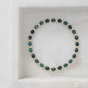 Pulsera de malaquita bañada en oro de 14 quilates