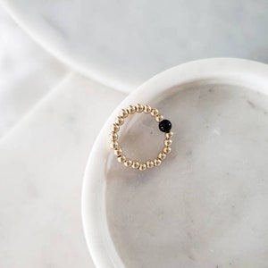 14k goud gevulde onyx ring met kralen | Stapelring, gelaagdheid ring, Onyx ring, 14k goud gevulde ring, gouden Onyx ring, moderne minimalistisch