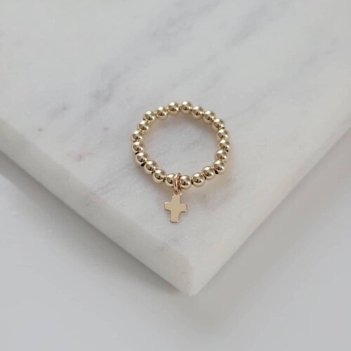 Bague avec breloques croix en or 14 carats | Bague en rempli d'or, bague en perles, breloque croix, bague à superposition, bague cordon extensible
