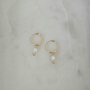 Aros de perla Ana Huggie / Aros de perla, minimalistas y modernos, para uso diario, delicados aros de perla, rellenos de oro de 14 k