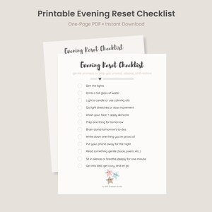 Può includere: Due fogli stampabili "Evening Reset Checklist". Il foglio superiore è leggermente angolato, rivelando l'elenco di controllo sottostante. L'elenco di controllo include richieste come "Dim the lights" e "Read something gentle".