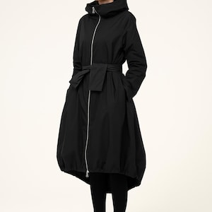 Impermeabile oversize con cappuccio nero: trench impermeabile con cintura
