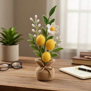 Árbol de limonero de ganchillo hecho a mano, planta frutal amigurumi, adorno para escritorio o cocina.