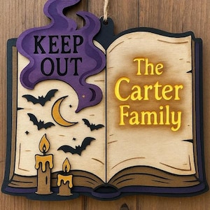 Halloween Holzschild zum Aufhängen, Personalisiertes Familiennamen Zauberbuch | Witchy Tür- & Wanddeko