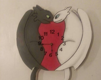 Toothless heart pendulum clock