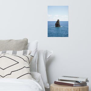 Póster Ocean Rock: Arte mural minimalista con fotografía de paisajes marinos