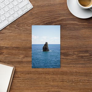 Cartolina Ocean Rock - Cartolina fotografica costiera, Arte minimalista del paesaggio marino, Carta da lettere con mare blu tranquillo, Regalo con natura isolana