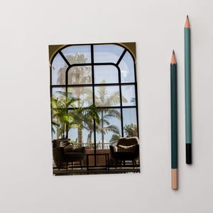 Postal con vista de palmeras desde la ventana: diseño de interiores tropical, decoración bohemia moderna, tarjeta con un ambiente viajero relajante, lámina artística minimalista
