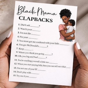Może przedstawiać: Biała karta z tekstem "Black Mama CLAPBACKS" i pytaniami do uzupełnienia. Ilustracja czarnoskórej kobiety trzymającej dziecko znajduje się po prawej stronie. Karta jest trzymana w dłoniach z zadbanymi paznokciami.