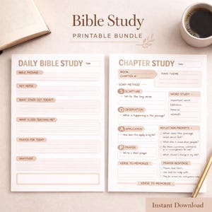 Op de afbeelding: Twee afdrukbare Bijbelstudiepagina's in beige en wit. De pagina's bevatten secties voor dagelijkse en hoofdstukstudie, met vragen voor schrift, observatie en toepassing. De woorden "Bible Study" en "Printable Bundle" staan bovenaan.