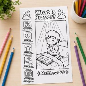 Puede incluir: Página para colorear en blanco y negro titulada "¿Qué es la oración?" con un niño rezando junto a una cama, con texto de Mateo 6:9. Incluye ilustraciones y texto que explican la oración. Lápices de colores rodean la página.