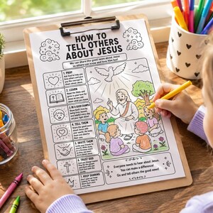 Puede incluir: Un ni&ntilde;o colorea una ilustraci&oacute;n en blanco y negro en un portapapeles. La ilustraci&oacute;n, titulada "C&oacute;mo contar a otros sobre Jes&uacute;s", representa a Jes&uacute;s con ni&ntilde;os. Tambi&eacute;n se ven una peque&ntilde;a planta en maceta y un tarro de crayones.