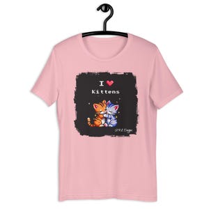I Heart Kittens | Cute Pixel Arcade Art T-Shirt – Hugging Cats Gameboy Retro Style for Cat Lovers