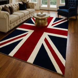 Puede incluir: Una alfombra rectangular con el diseño de la bandera de la Union Jack en rojo, blanco y azul marino. La alfombra está colocada sobre un suelo de madera en un salón, con un sofá, un sillón y una mesa de centro.