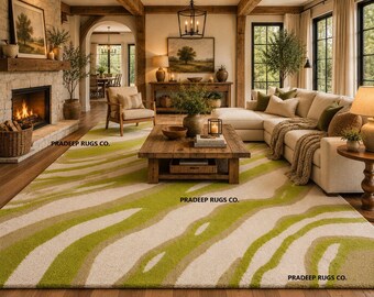 Può includere: Un grande tappeto caratterizzato da un motivo organico ondulato nei toni del verde lime e crema. Il tappeto riporta la scritta PRADEEP RUGS CO. in tre punti diversi della superficie. Il design è composto da bande orizzontali fluide e irregolari.