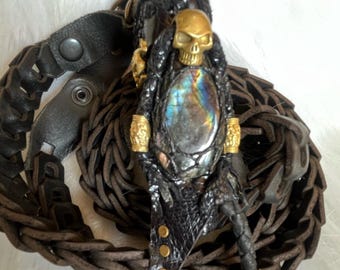 Handgefertigtes Leder Feuerzeugetui mit Labradorite, Schädel Messing Details