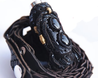 Handgefertigte Leder Feuerzeugetui mit Kette, Kristalle, und Messing