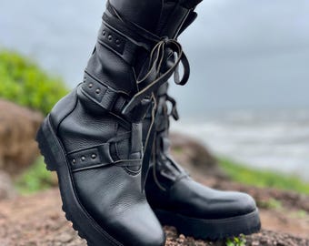 Handgefertigte Leder Plateau Stiefel: Messing Nieten Riemchen, Festival Fashion