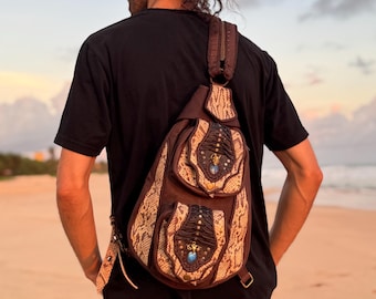 Mochila convertible y bandolera de piel con estampado de serpiente, hecha a mano con piedras de labradorita y calaveras de latón.