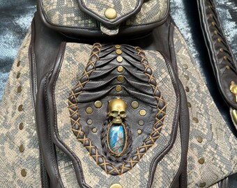 Handgemachte braune Leder Crossbody Sling Bag: Messing Detail Festival Rave Bag Burning Man