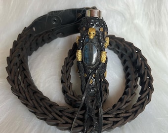 Leder Feuerzeugetui mit Labradorit und Messing Details, Lederkette, Festivals, brennender Mann, Psytrance