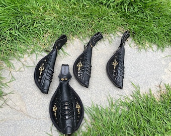 Handgefertigte Ledertabakmischung Beutel: Messing Shiva Trishul Detail