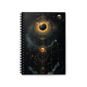 Op de afbeelding: Spiraalgebonden notitieboek met een hemels ontwerp. De omslag toont een gedetailleerde illustratie van een kosmische scène met gouden accenten, planeten en ingewikkelde geometrische patronen tegen een donkere achtergrond. Het ontwerp van het notitieboek roept ruimte en astronomie op.