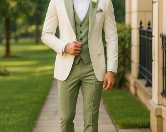 Terno de smoking personalizado verde sálvia com detalhes em marfim: Corte slim fit, ideal para noivos em casamentos.