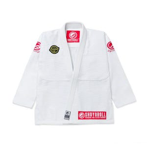 Pode incluir: Gi branco de Jiu-Jitsu com o logotipo "Shoyoroll" em vermelho e um pequeno patch no peito esquerdo. O Gi é feito de um tecido leve e respirável, projetado para conforto e desempenho.