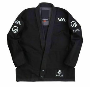Puede incluir: Gi de Jiu-Jitsu negro con parches de logo RVCA blancos en las mangas y el pecho. El Gi tiene un cinturón negro y un logotipo de onda blanca en las mangas.