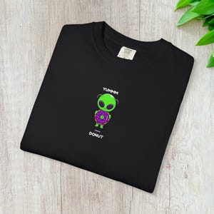 Shirt alien donut, grappige cartoon ruimte T-shirt, schattig alien shirt, grafisch T-shirt kawaii eten, zomert-shirt, T-shirt sfeer, cartoon shirt