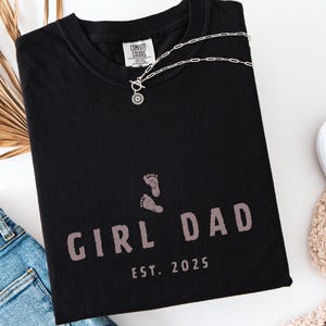 Comfort Colors® カスタム ガールダッド EST シャツ、ガールダッド Tシャツ、女の子のお父さんへのギフト、父の日シャツ、新米パパへのギフト、妊娠発表 T シャツ