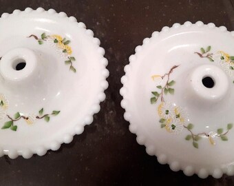 Par de bases de lámparas de mesa o apliques de pared de vidrio opalino vintage con borde en relieve de 6 pulgadas de diámetro.