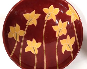 Vietnamesiska GB-återförsäljare Dekorativ skål 30 cm i diameter Blommig Vietnam