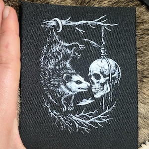 Opossum-lapp, gotisk lapp, antifransad tyglapp, kuriositetslapp, dödskallelapp, sy-på tygapplikation, mörk konst
