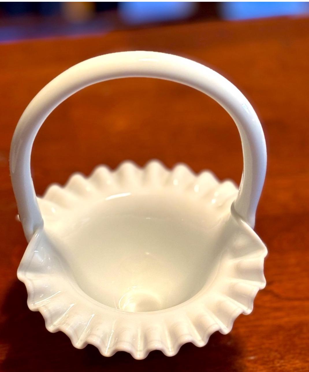 Fenton ミルクガラス フリルエッジバスケット Fenton ミルクガラス