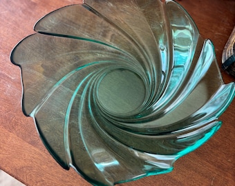Arcoroc or Waltherglas Cerulean blue large swirl glass serving bowl, featuring a uniquely scalloped edge
